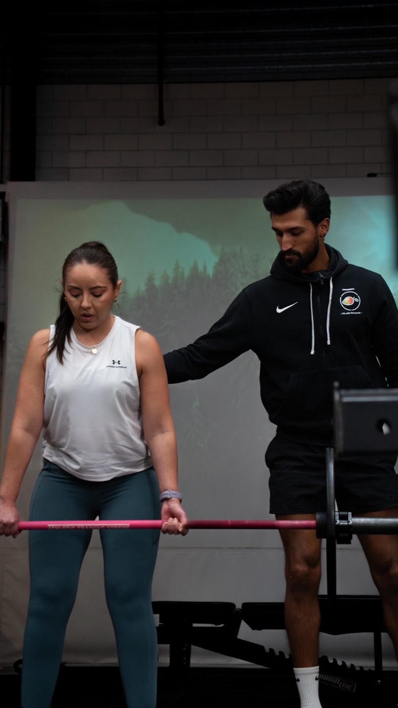 Armando begeleidt een cliënt in de gym