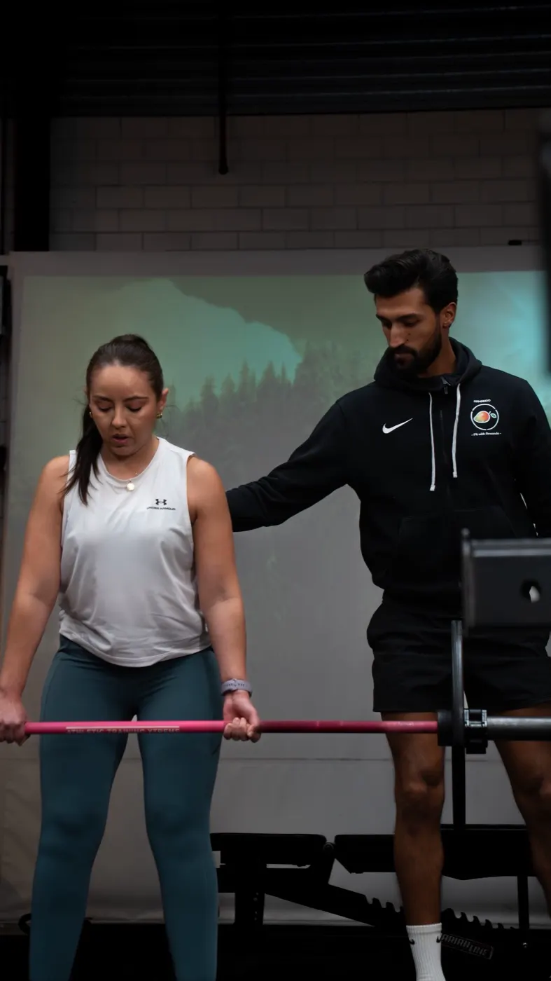 Armando begeleidt een cliënt in de gym