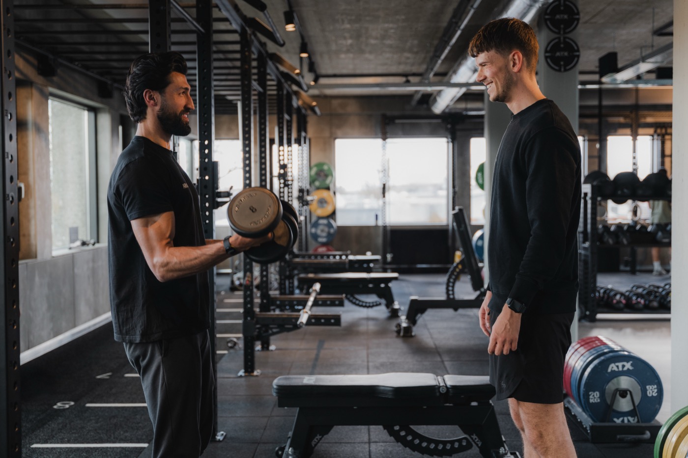 Personal trainer Armando begeleidt een cliënt in de gym