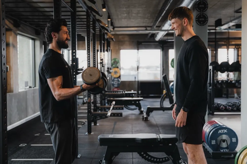 Personal trainer Armando begeleidt een cliënt in de gym